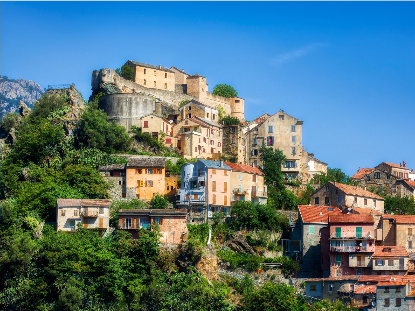 Citadelle de Corte et montagnes du Centre Corse