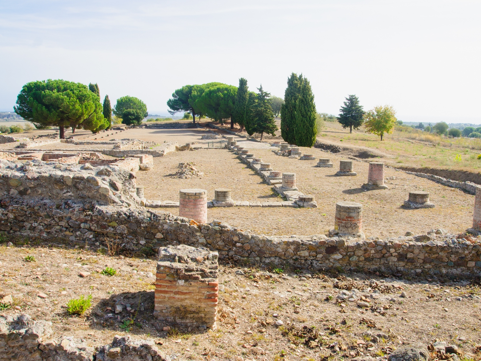 Vestiges antiques et paysage de la plaine près d’Aléria